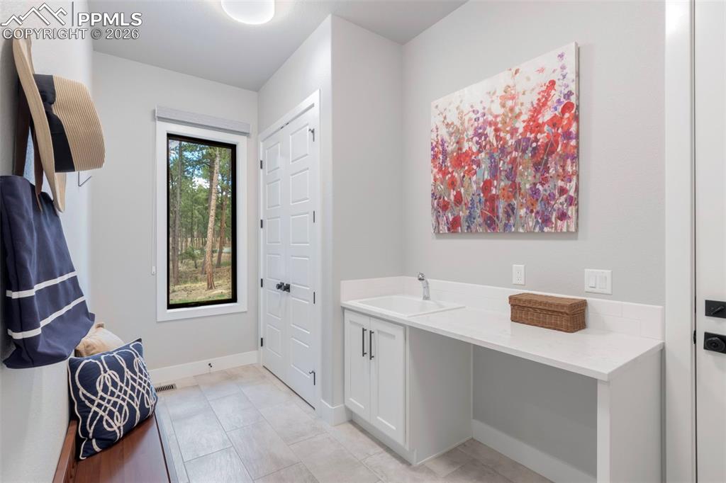 Image 21 of 50: Office