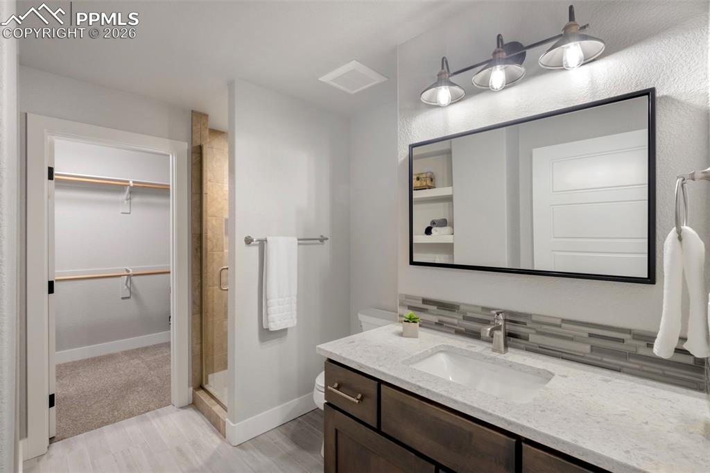 Image 41 of 50: Bedroom