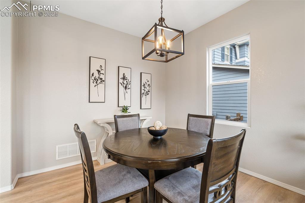 Image 10 of 50: Dining Area