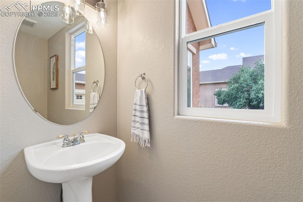 Image 11 of 50: Bathroom