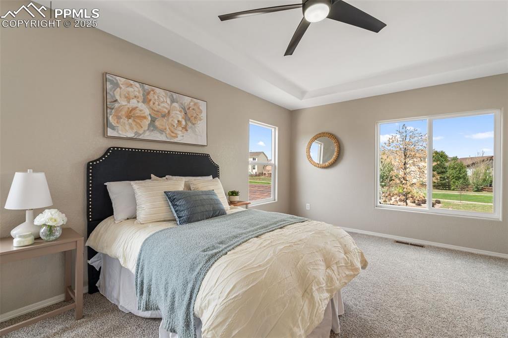 Image 32 of 50: Bedroom