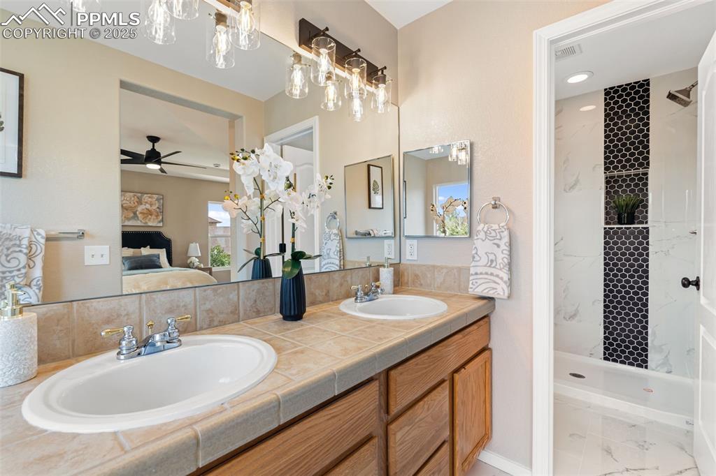 Image 37 of 50: Bathroom