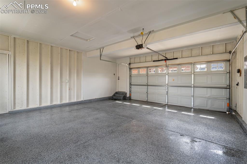 Image 45 of 50: Garage