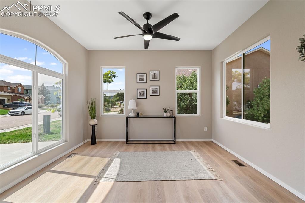 Image 7 of 50: Office