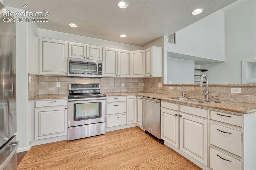 Image 10 of 47: Kitchen