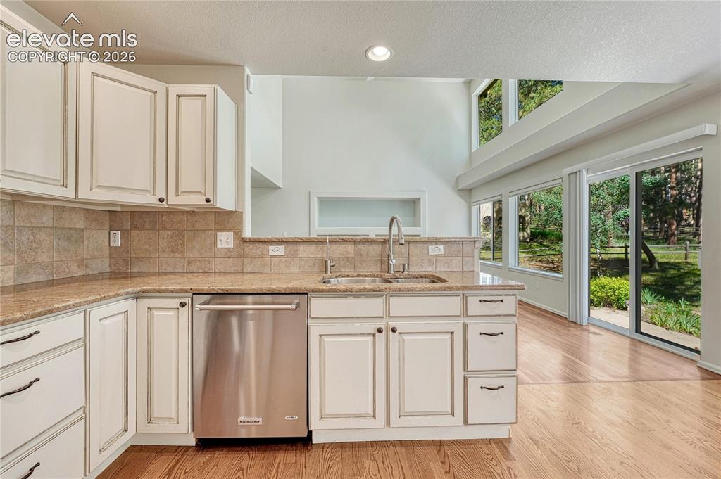 Image 11 of 47: Kitchen
