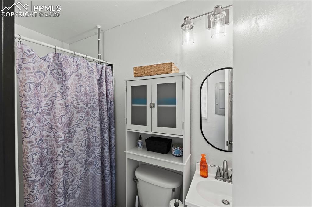 Image 15 of 38: Bathroom