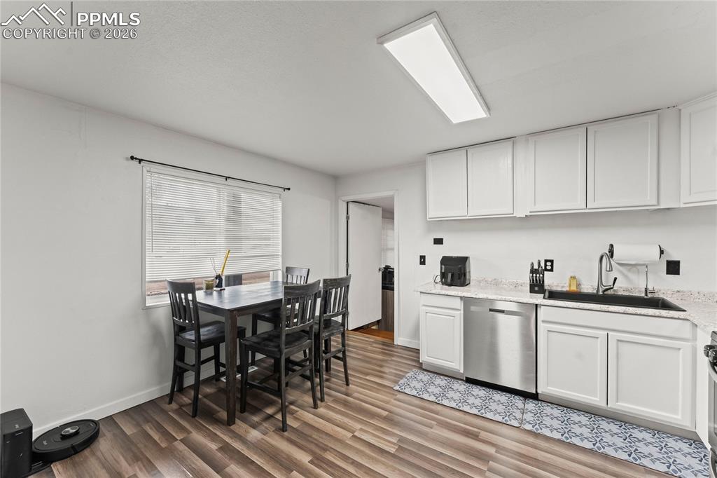 Image 22 of 38: Kitchen