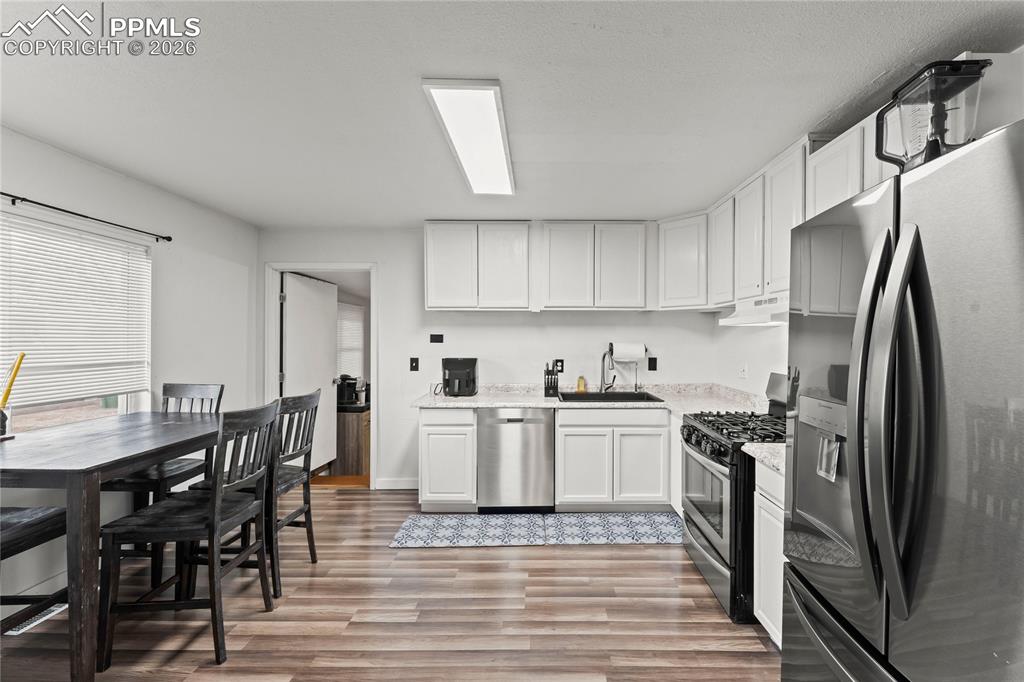 Image 24 of 38: Kitchen