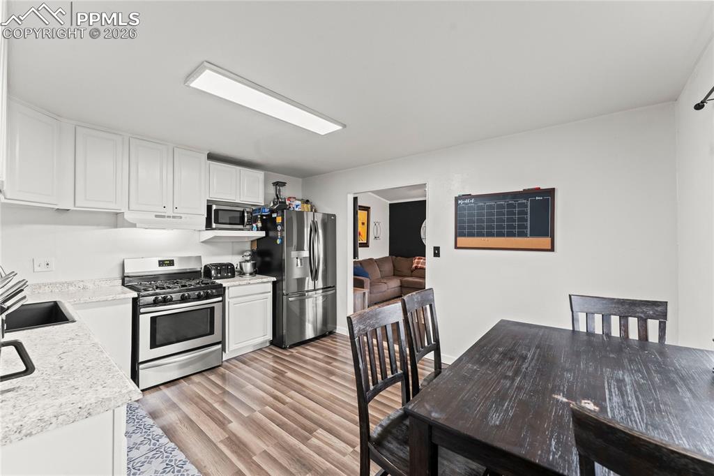 Image 27 of 38: Kitchen