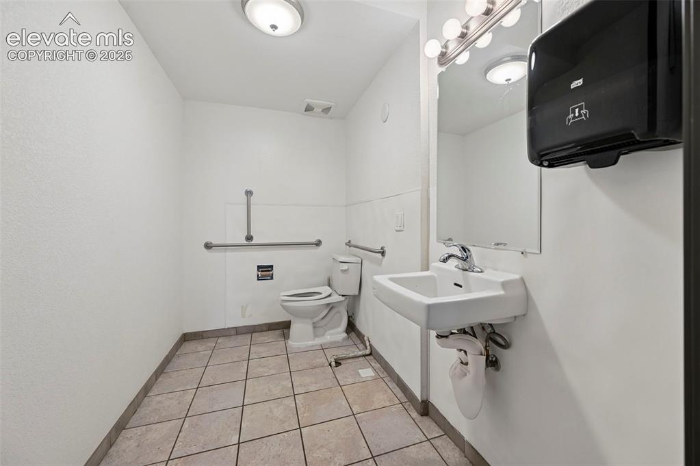 Image 11 of 28: Bathroom
