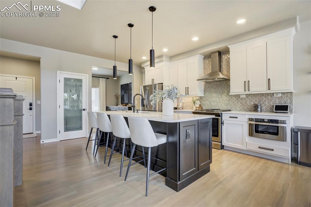 Image 6 of 50: Large island to gather around with 2 pantries. 