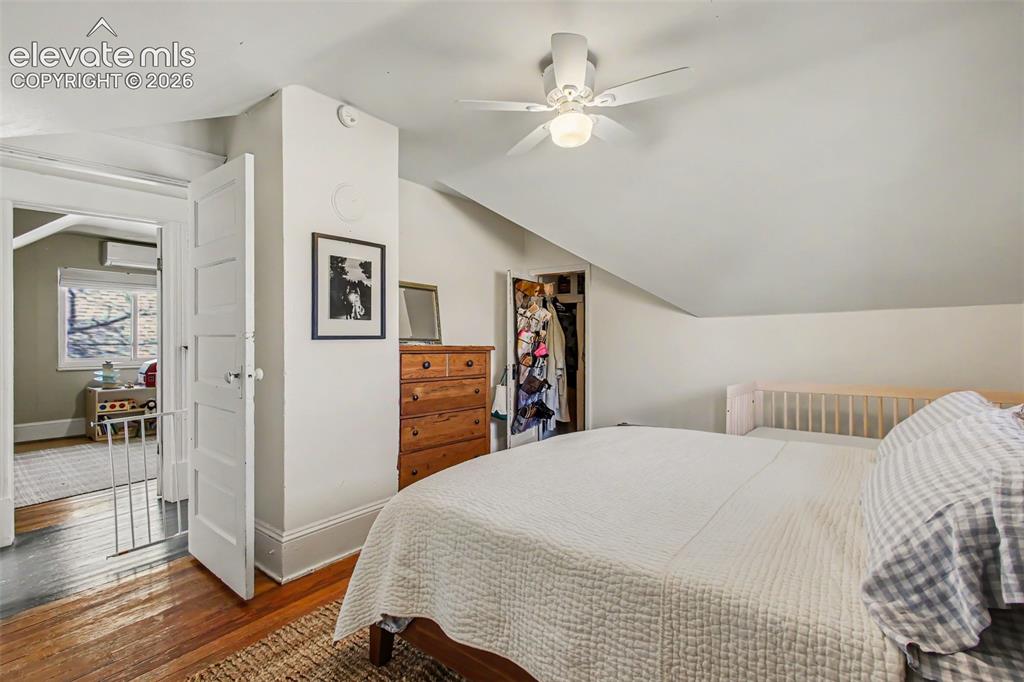 Image 14 of 21: Bedroom