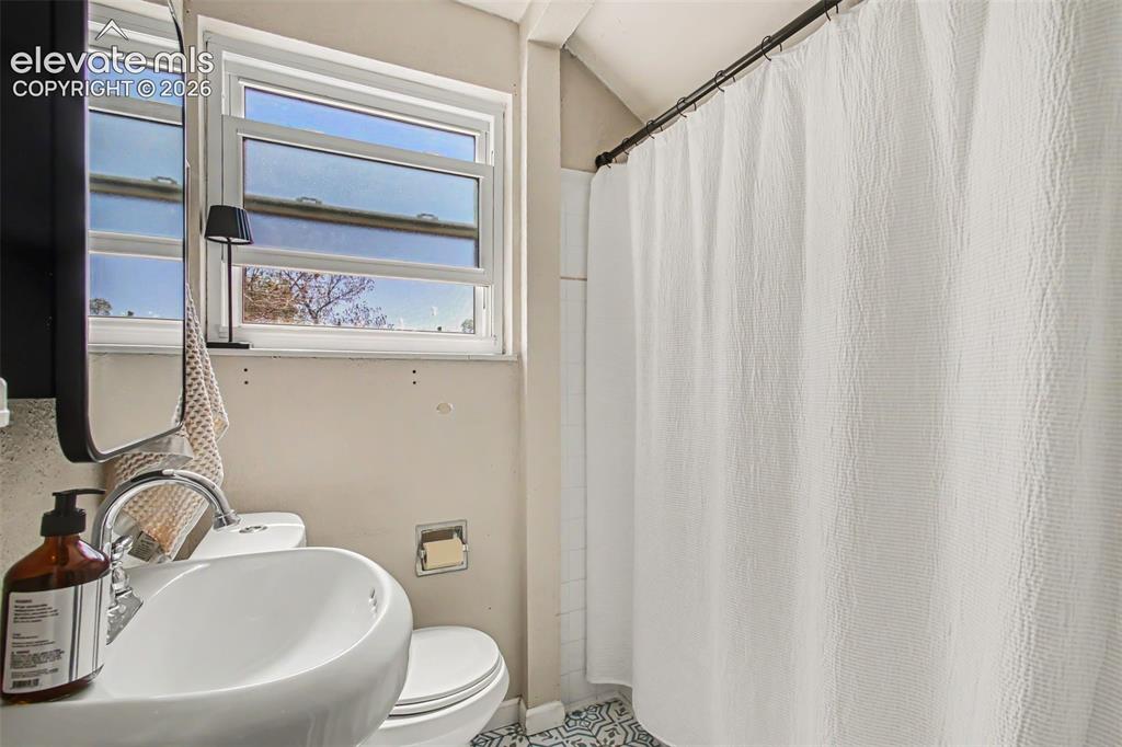 Image 16 of 21: Bathroom