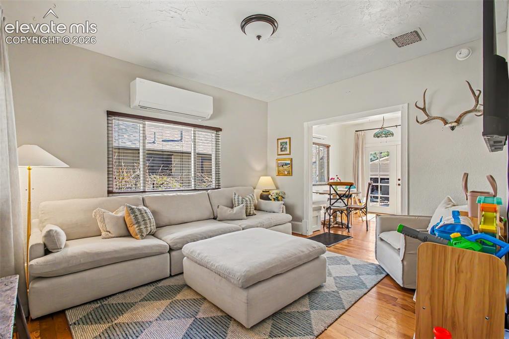 Image 4 of 21: Living Room