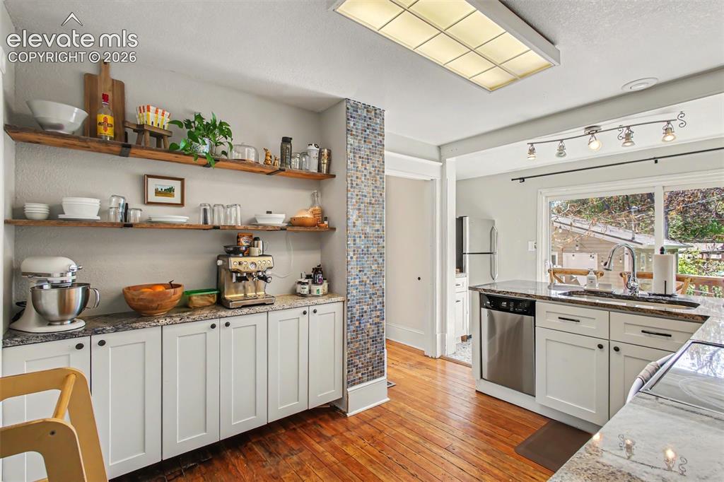 Image 5 of 21: Kitchen