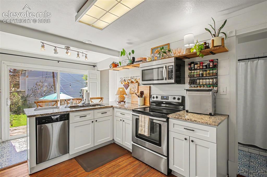 Image 6 of 21: Kitchen