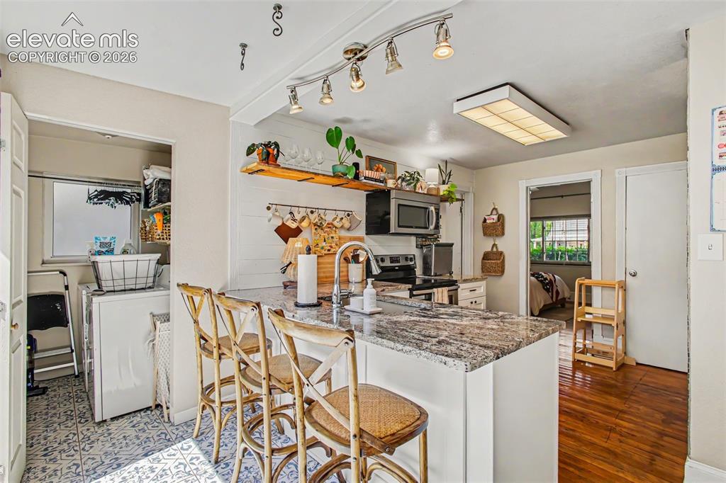 Image 7 of 21: Kitchen