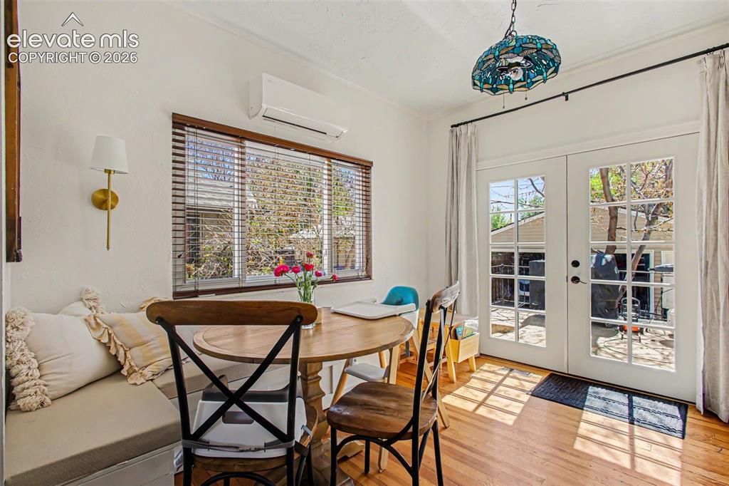 Image 8 of 21: Dining Area