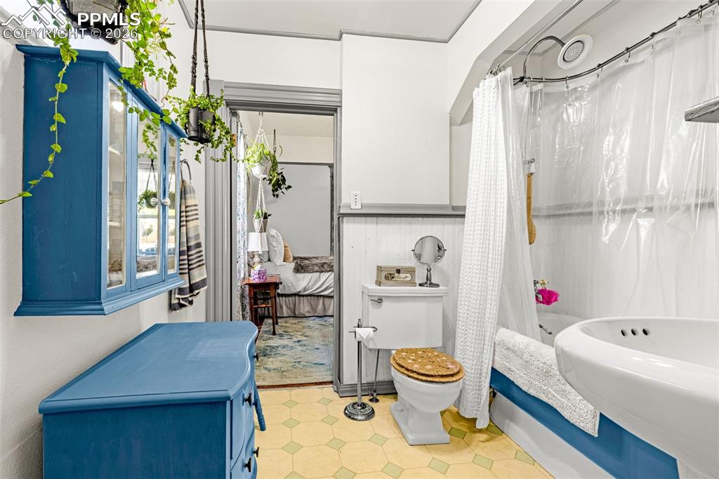 Image 10 of 41: Jack & Jill Bathroom