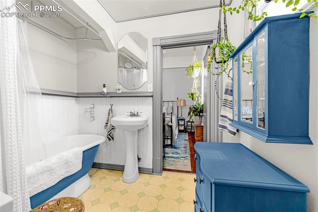 Image 11 of 41: Jack & Jill Bathroom