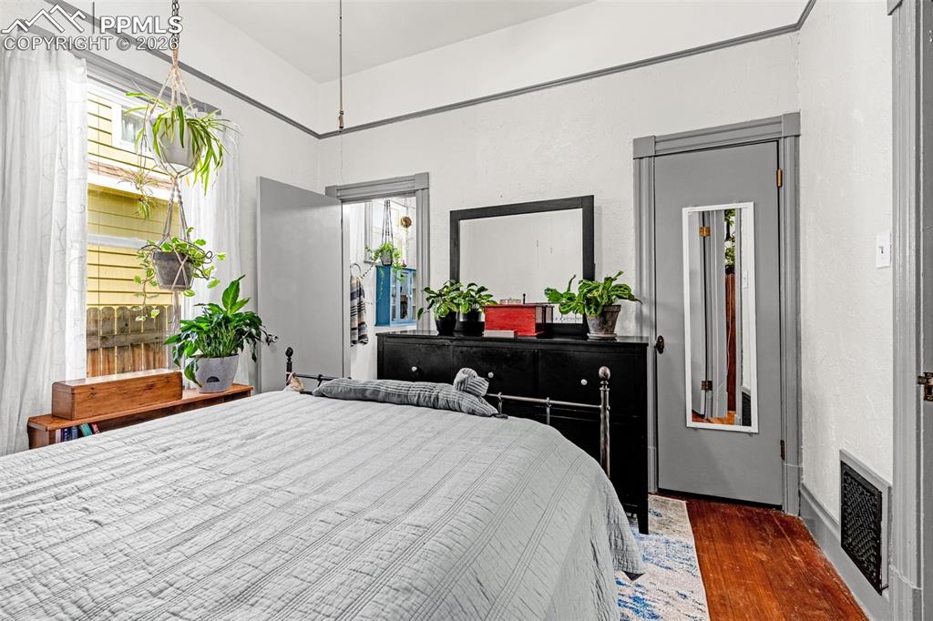 Image 12 of 41: Main Level Bed 2