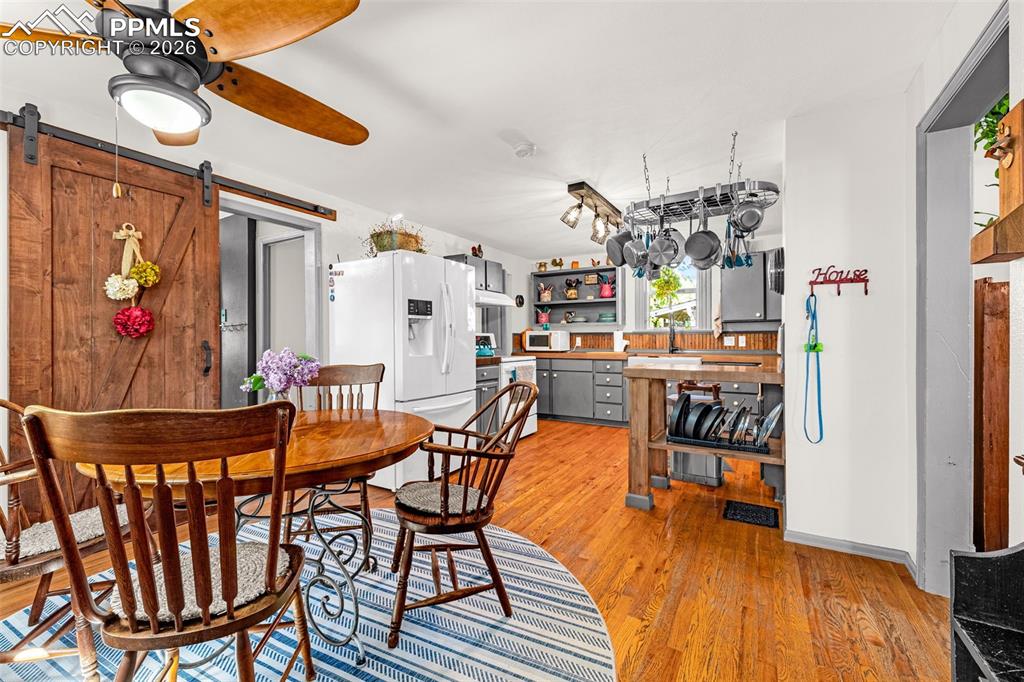 Image 14 of 41: Eat in breakfast nook