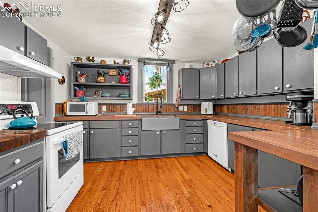 Image 15 of 41: Room to cook, gather, and stay awhile