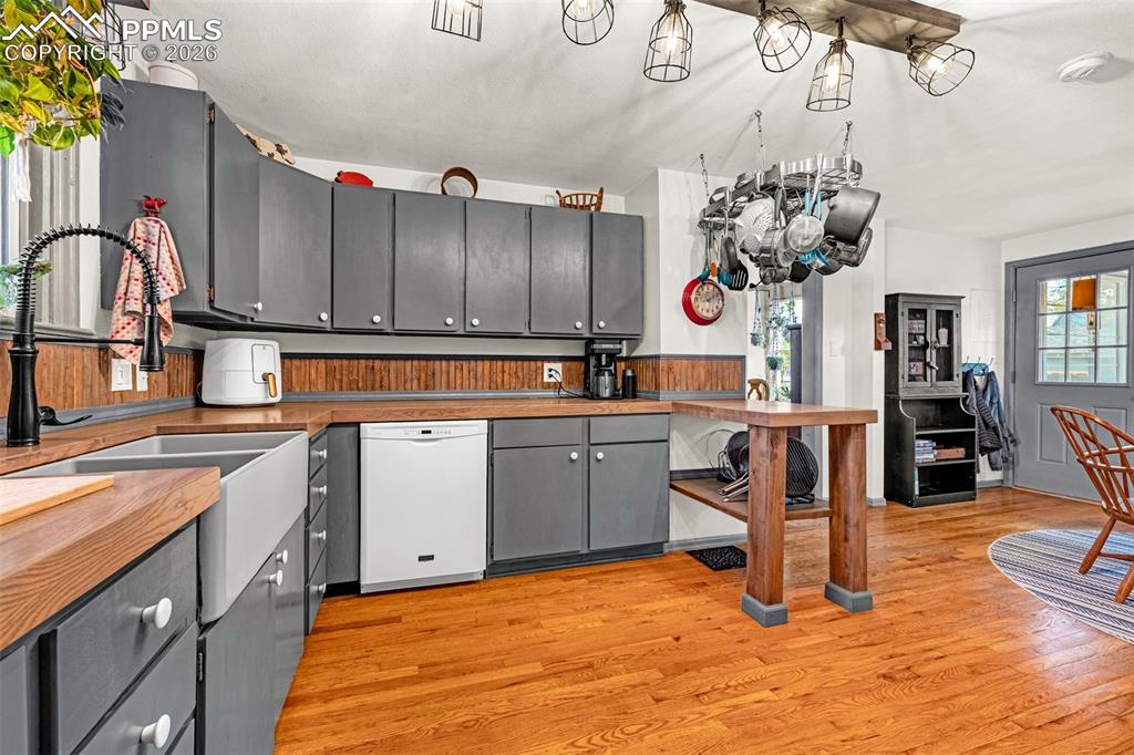 Image 16 of 41: Kitchen