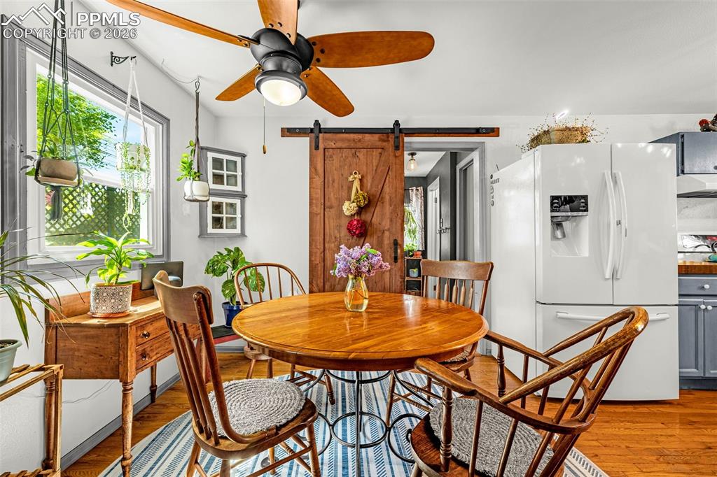 Image 17 of 41: Eat in breakfast nook