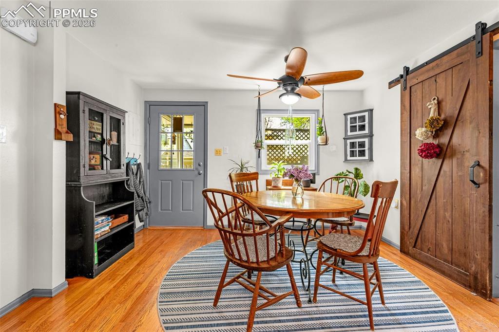 Image 18 of 41: Eat in breakfast nook