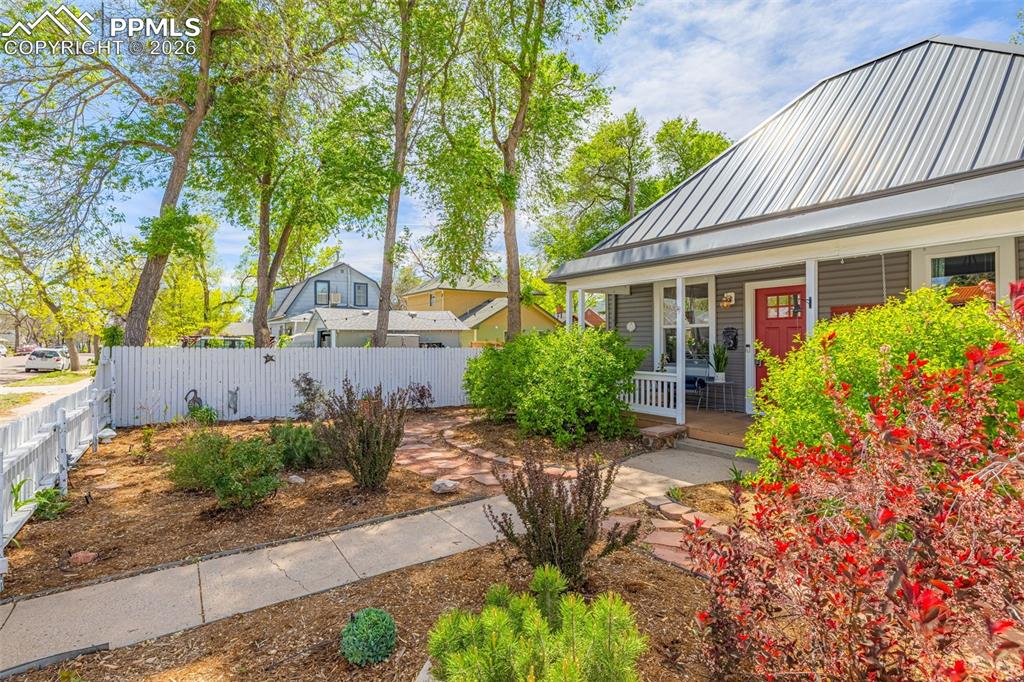 Image 2 of 41: Blooms, greenery, and room to breathe
