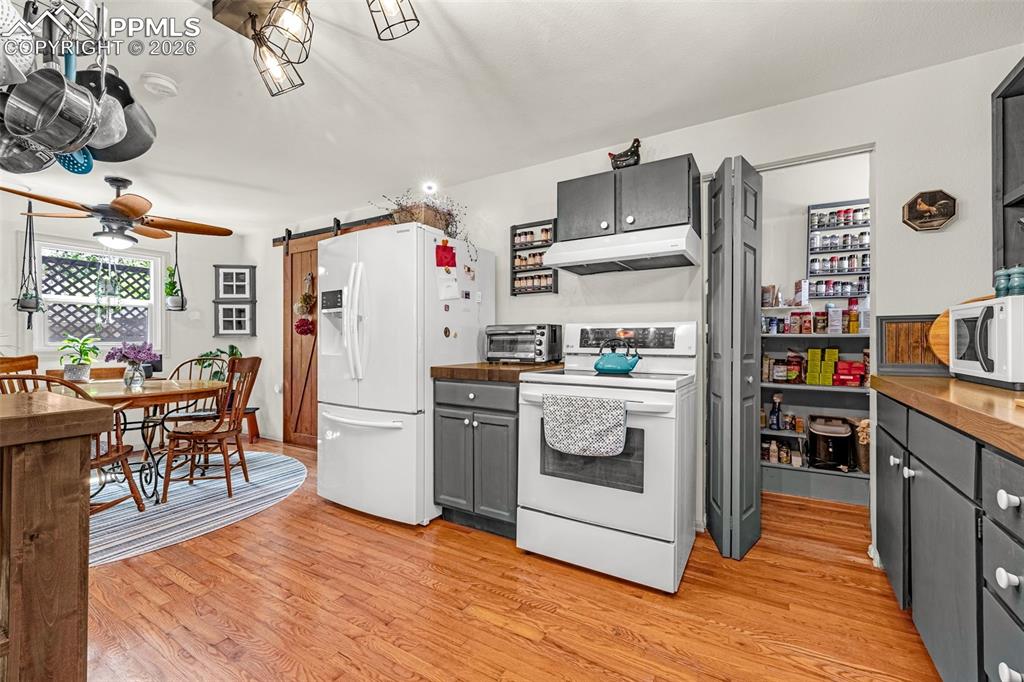 Image 20 of 41: Look here, a rare find—walk-in pantry