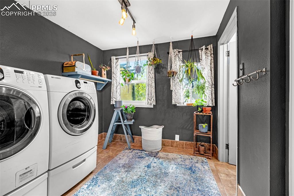 Image 23 of 41: Laundry