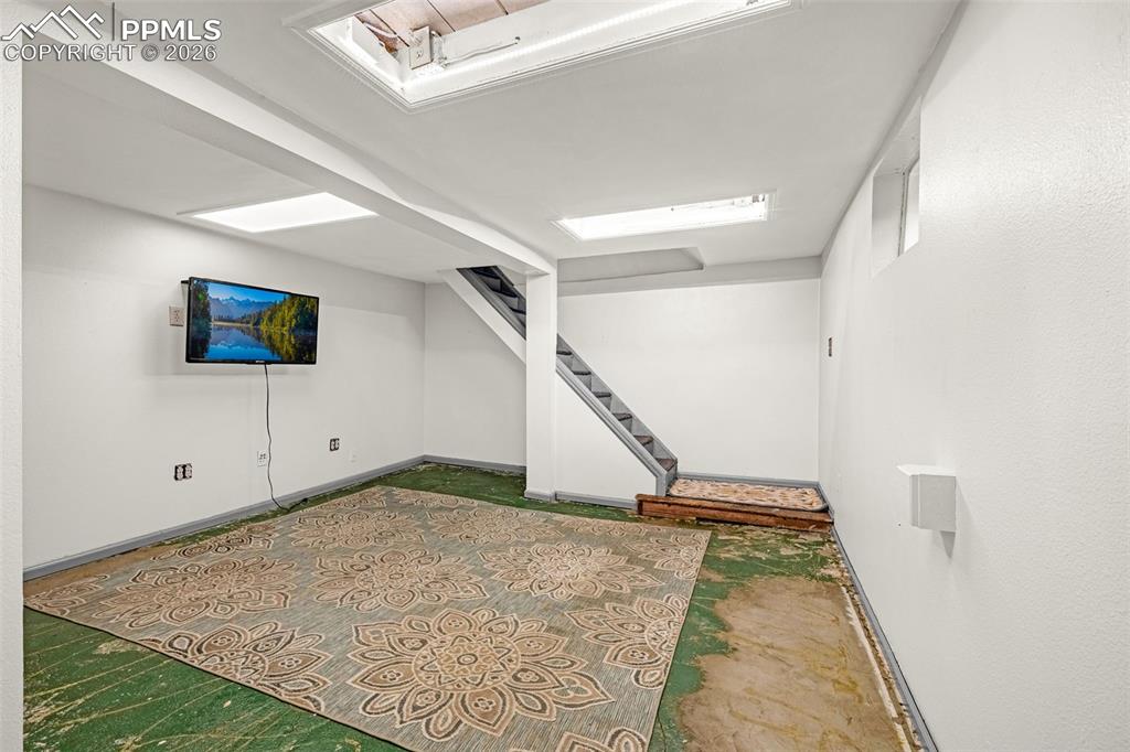 Image 26 of 41: additional family room