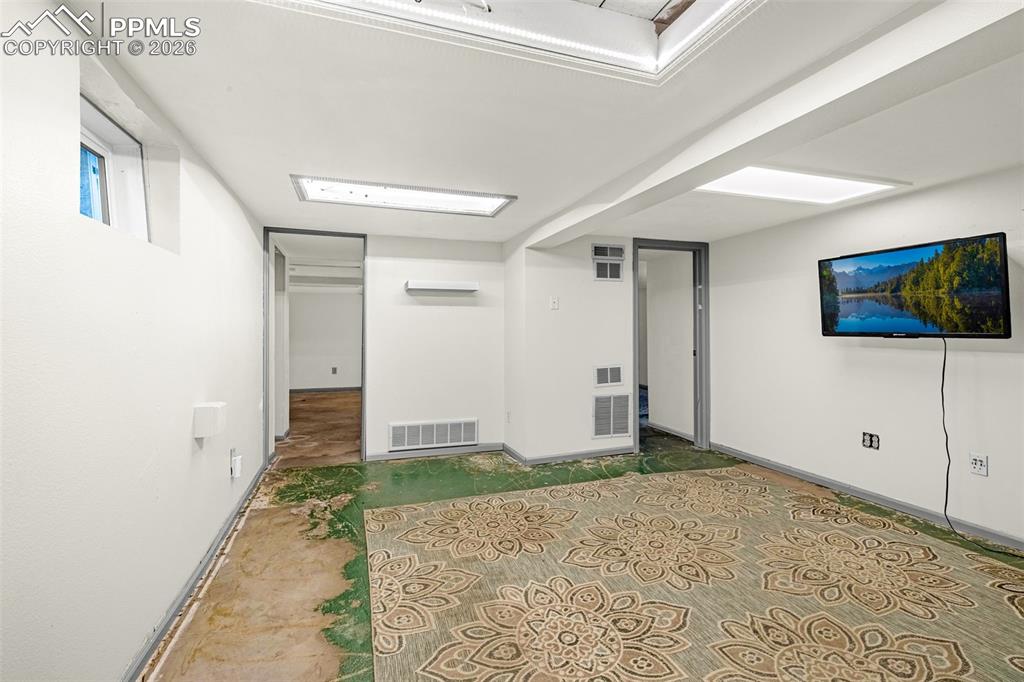 Image 27 of 41: additional family room