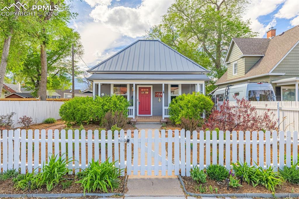 Image 41 of 41: Picket fence perfection