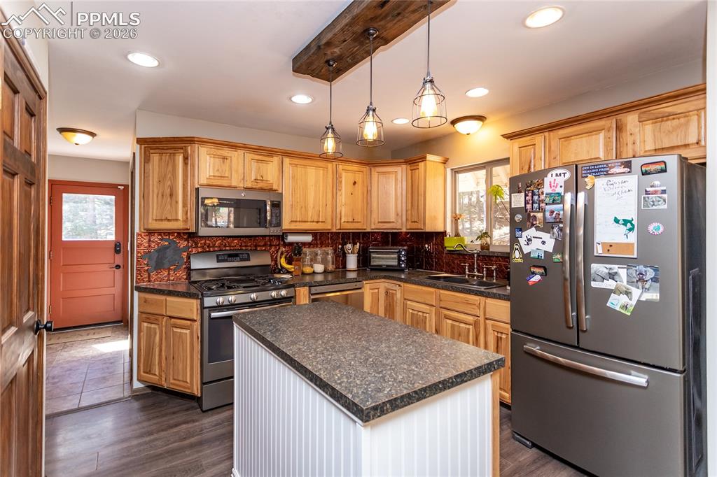 Image 15 of 41: Kitchen