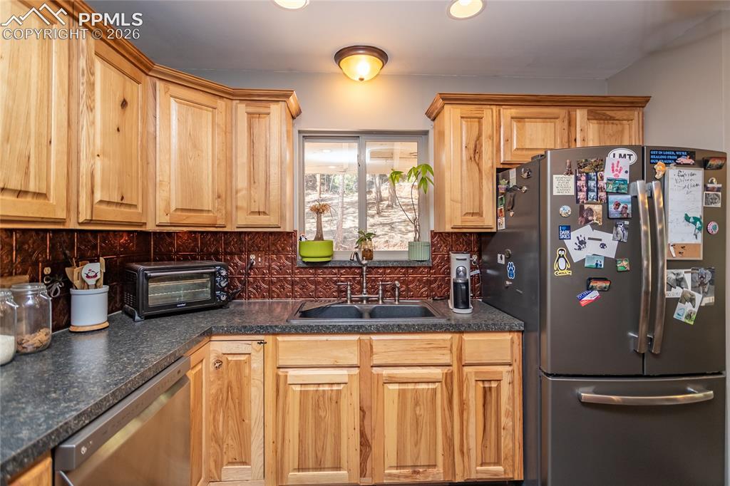Image 16 of 41: Kitchen