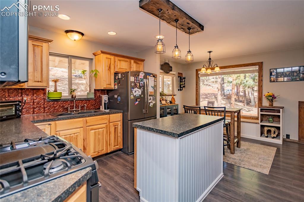 Image 17 of 41: Kitchen