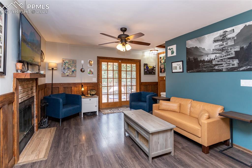 Image 19 of 41: Living Room