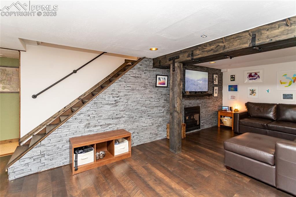 Image 35 of 41: Family Room