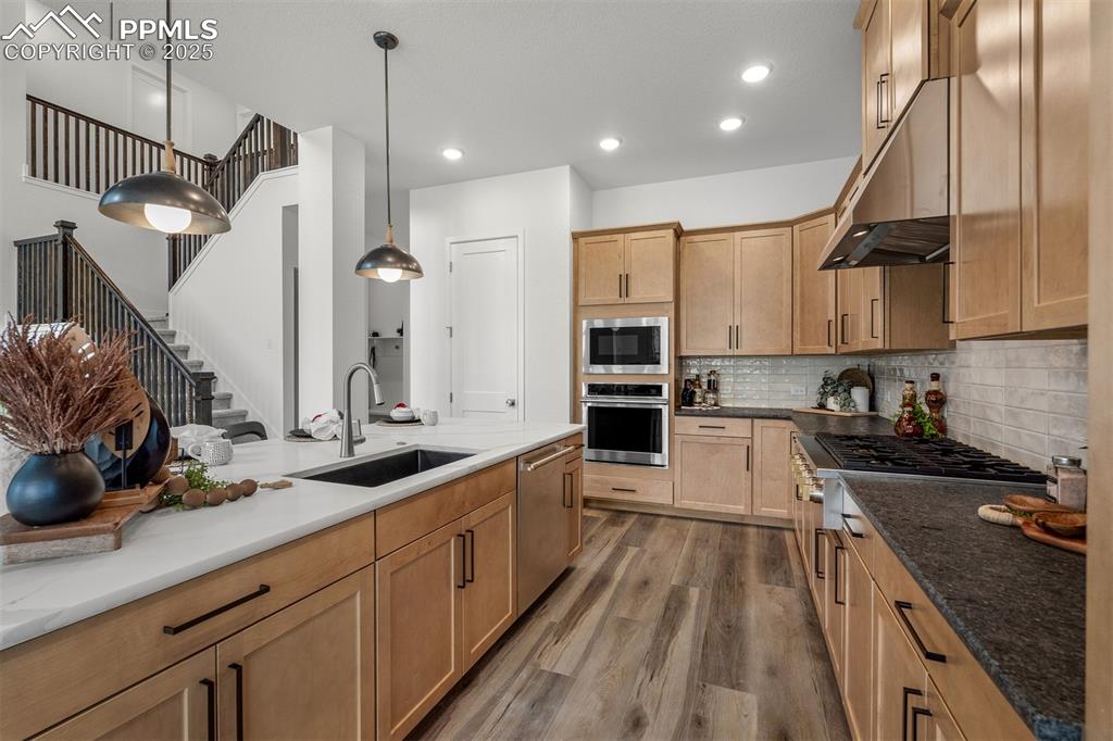Image 16 of 39: Kitchen