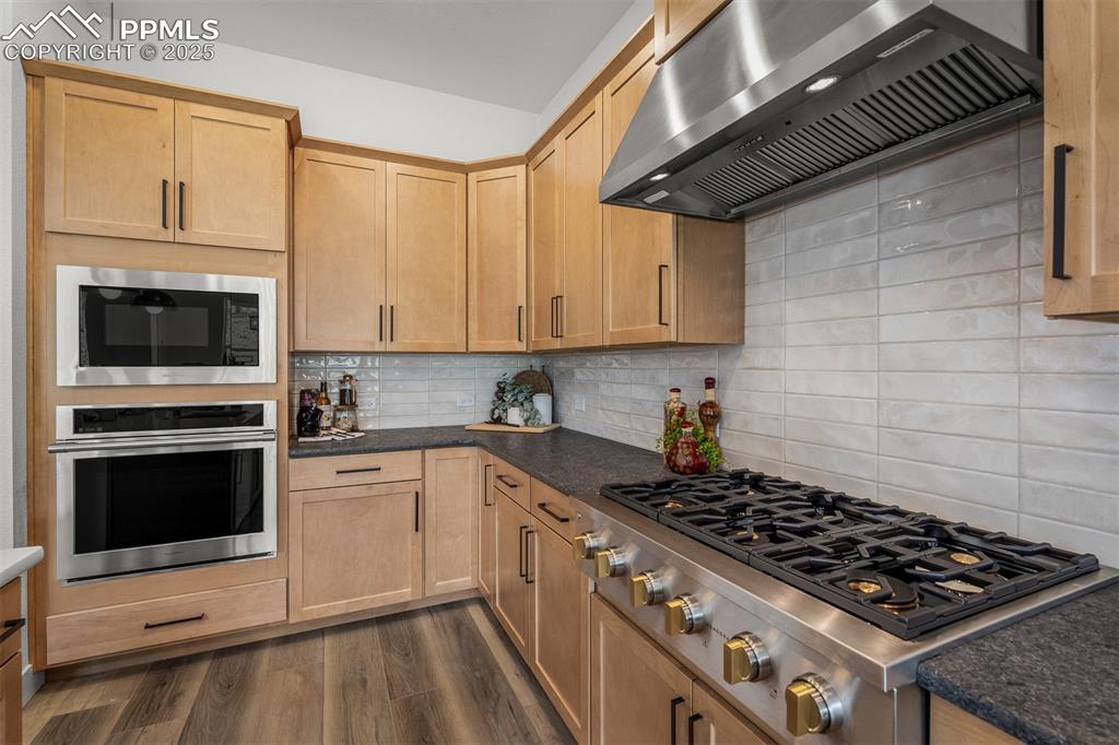 Image 17 of 39: Kitchen