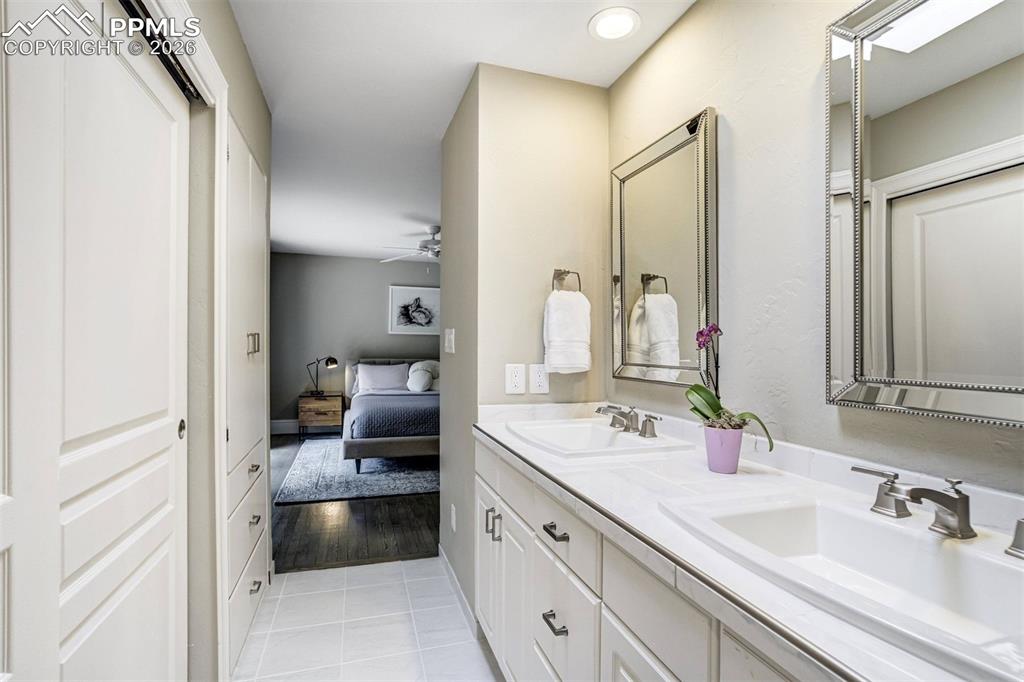Image 10 of 50: Bathroom