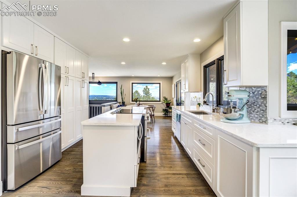 Image 15 of 50: Kitchen