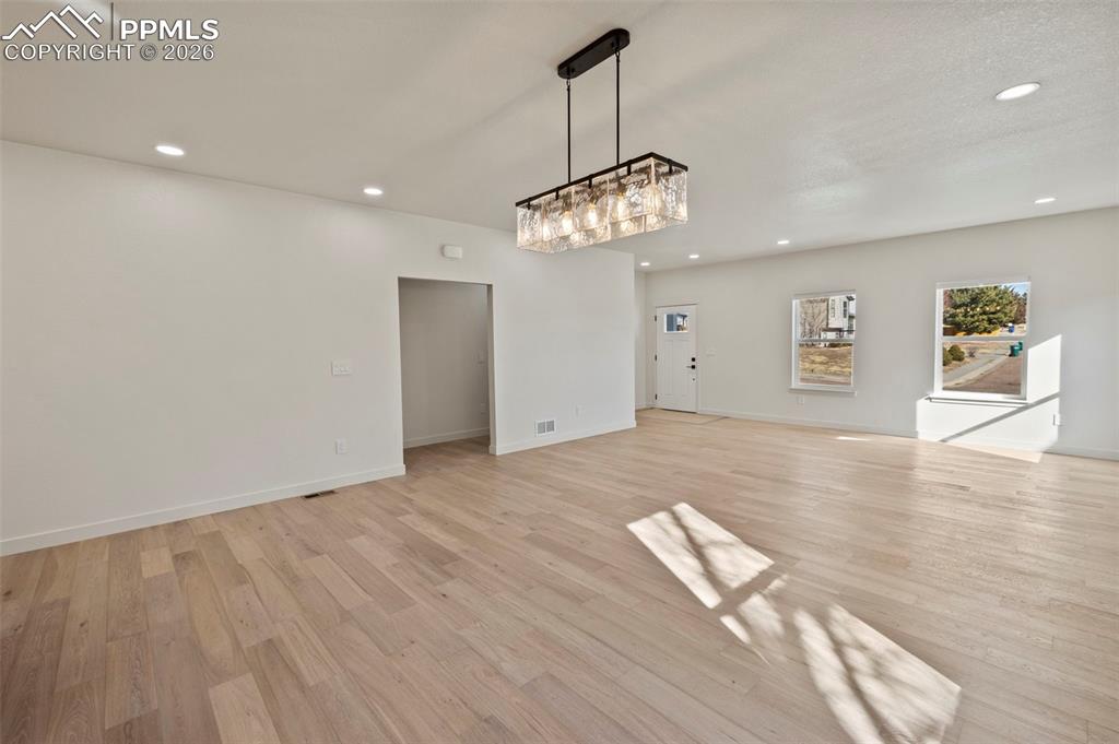 Image 11 of 34: Dining Area