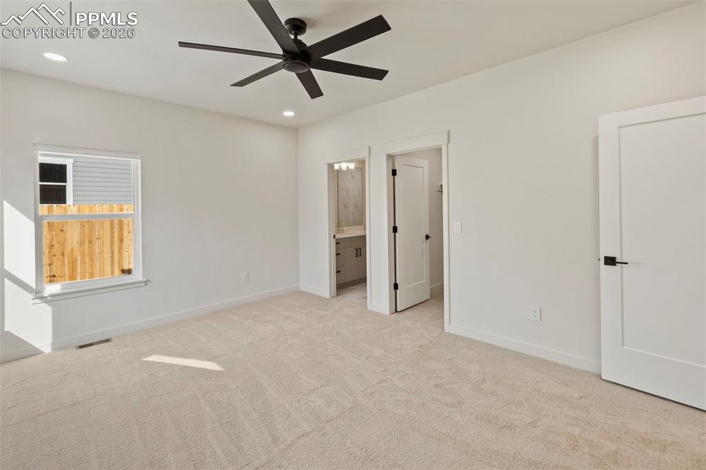 Image 16 of 34: Bedroom