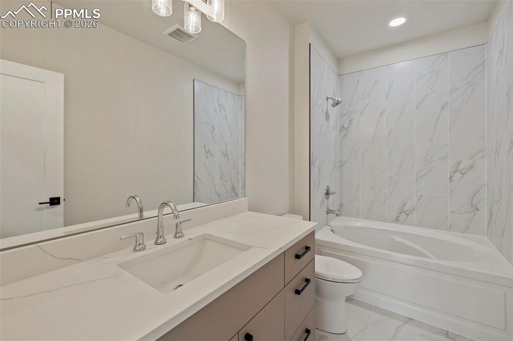 Image 19 of 34: Bathroom