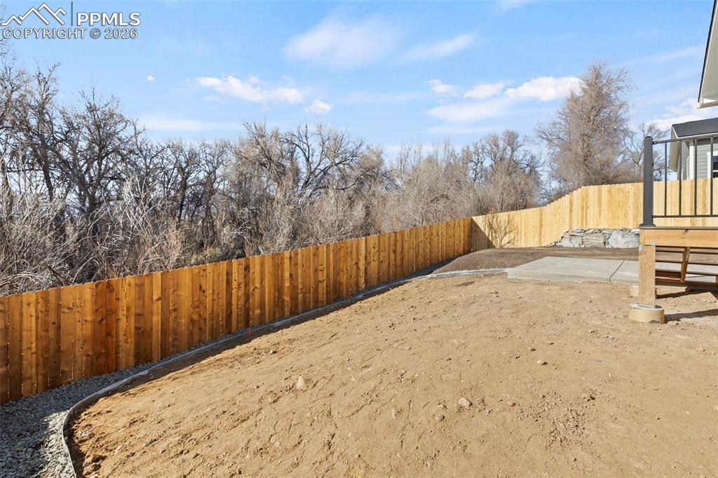 Image 32 of 34: Yard